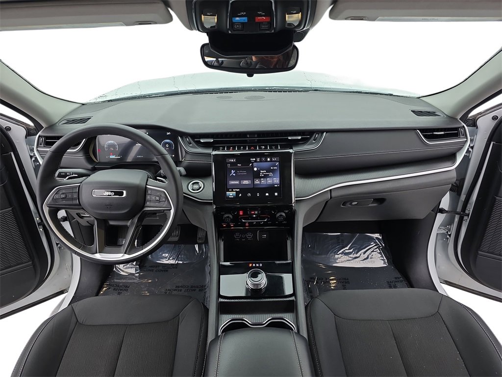 Used 2023 Jeep Grand Cherokee Laredo image 9