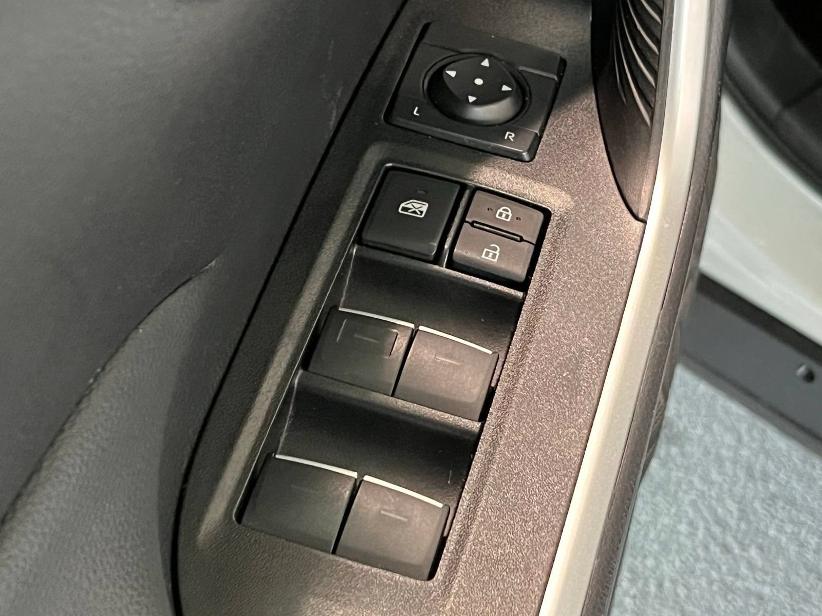 Used 2025 Toyota RAV4 XLE AWD/4WD image 32