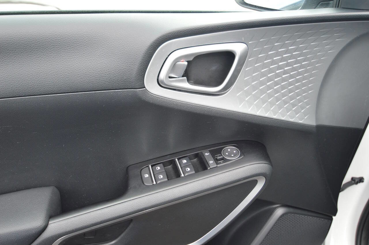 Used 2025 Kia Soul LX image 18