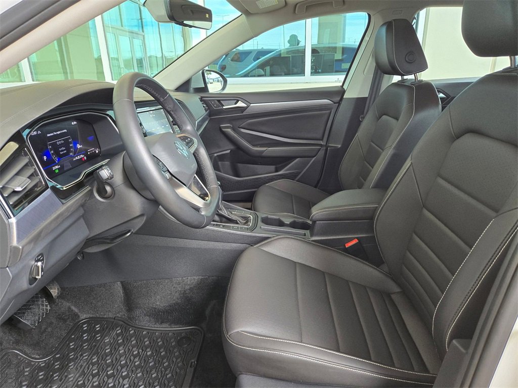 Used 2024 Volkswagen Jetta SE w/ Panoramic Sunroof Package image 9