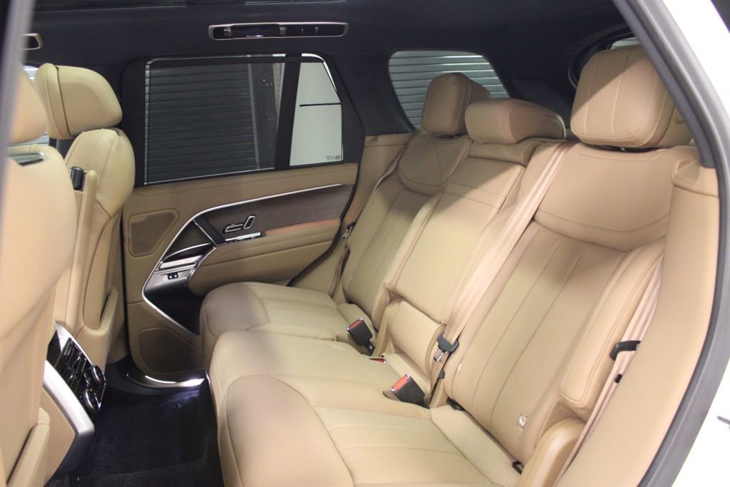 Used 2025 Land Rover Range Rover SE image 38