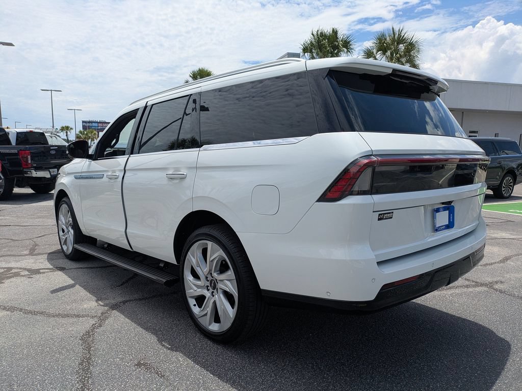 Used 2025 Lincoln Navigator Reserve AWD/4WD image 7