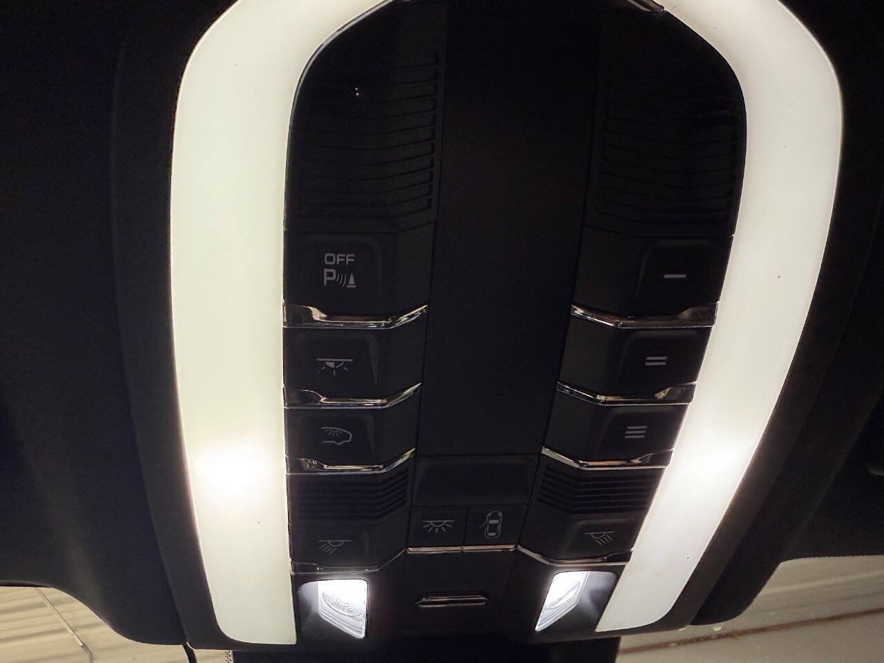 Used 2018 Porsche Macan AWD/4WD image 24