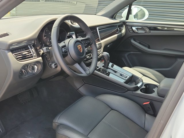 Certified 2026 Porsche Macan AWD/4WD image 3