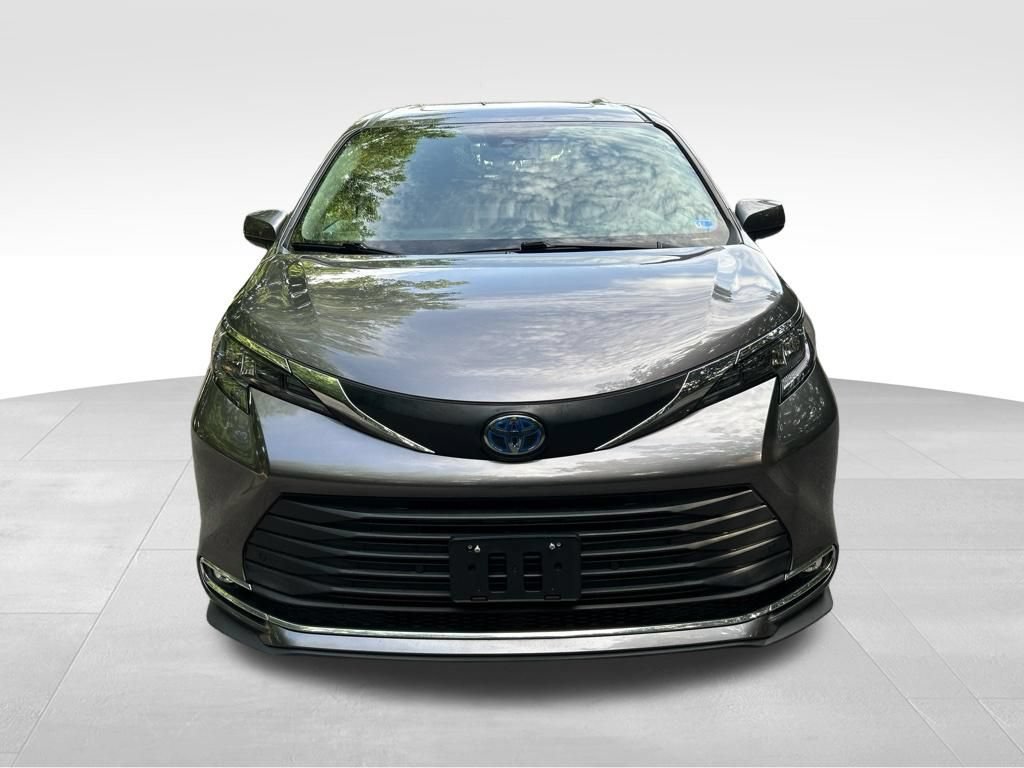 Used 2024 Toyota Sienna XLE FWD image 9