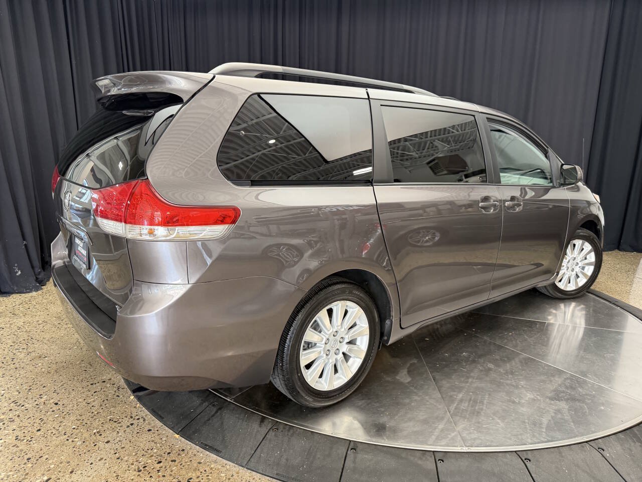 Used 2014 Toyota Sienna XLE AWD/4WD image 11