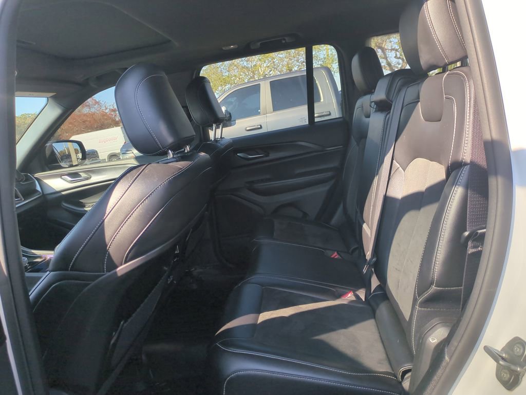 Used 2023 Jeep Grand Cherokee Altitude image 14