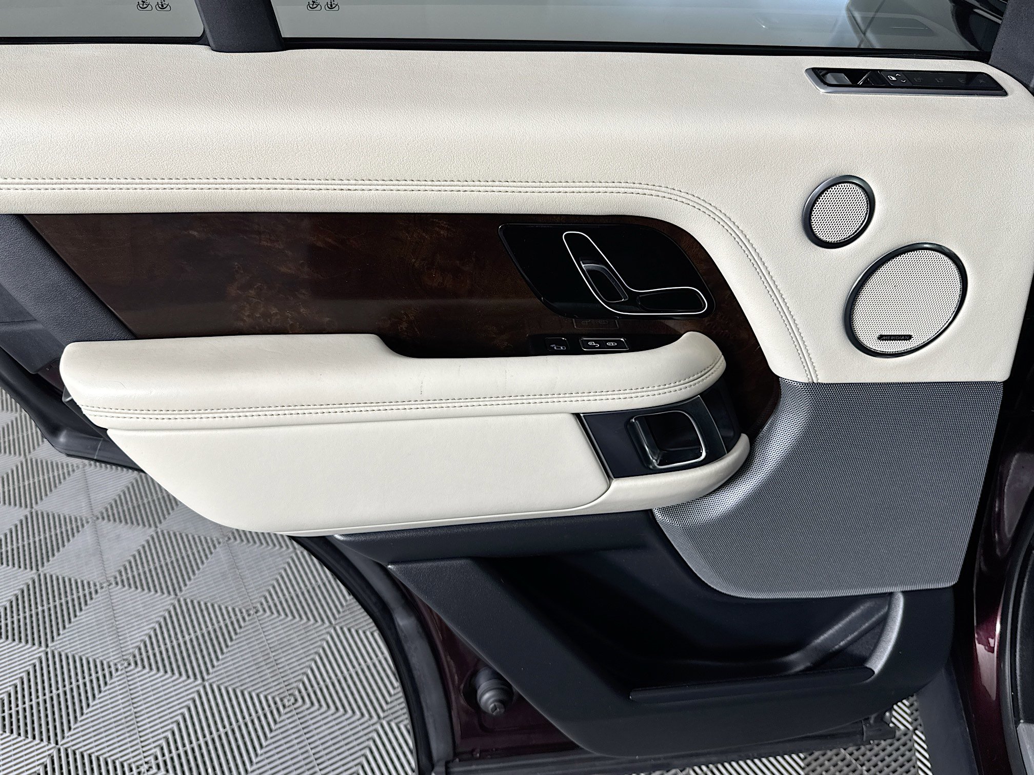 Used 2019 Land Rover Range Rover HSE image 25