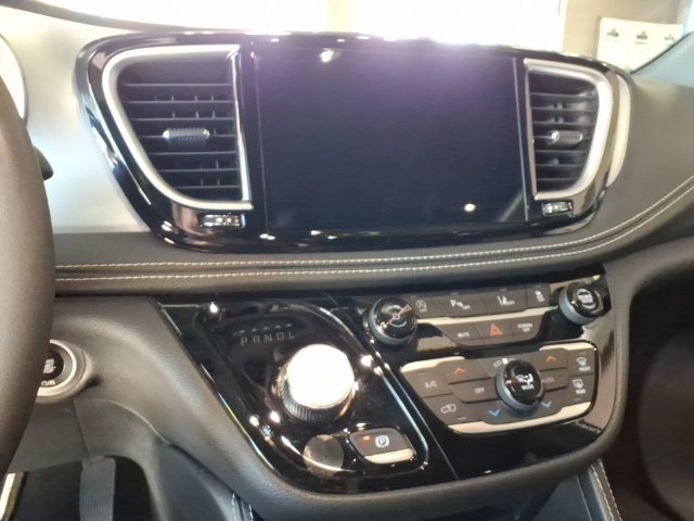 Used 2025 Chrysler Pacifica Limited FWD image 15