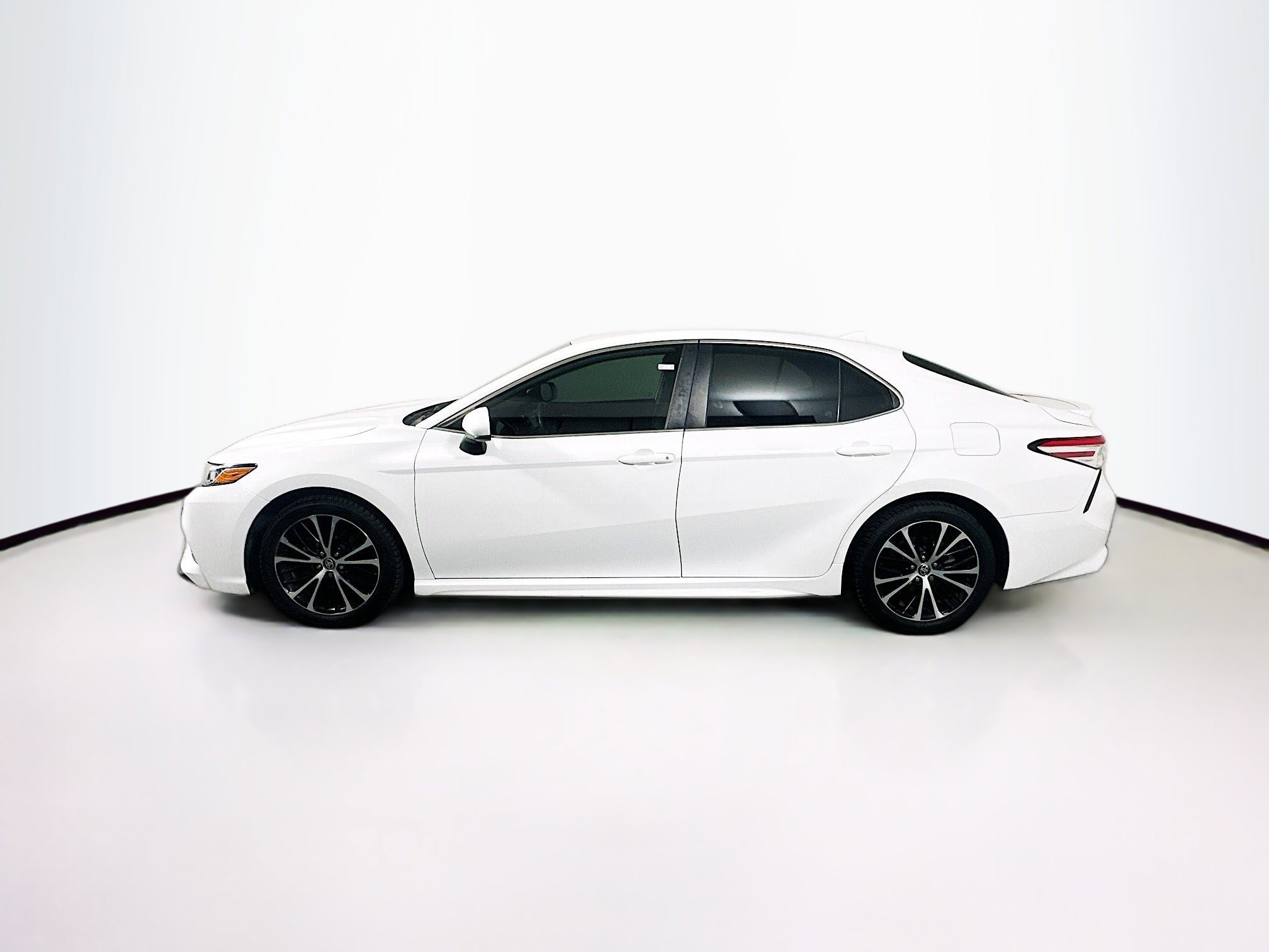 Used 2020 Toyota Camry SE FWD image 4