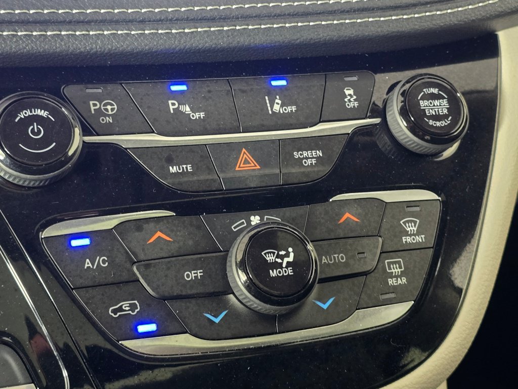 Used 2022 Chrysler Pacifica Limited w/ Uconnect Theater Family Group FWD image 26