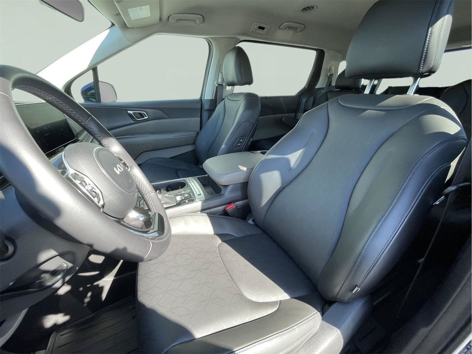 Used 2026 Kia Carnival EX FWD image 13