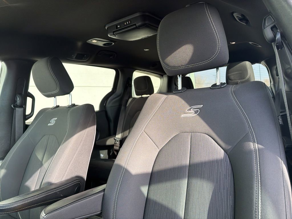 Used 2018 Chrysler Pacifica Touring Plus w/ S Appearance Package image 4