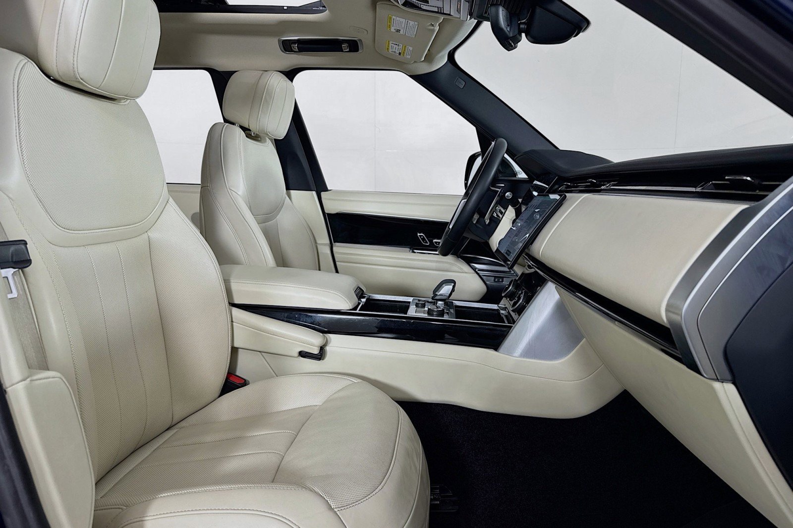 Used 2023 Land Rover Range Rover Long Wheelbase SE image 6