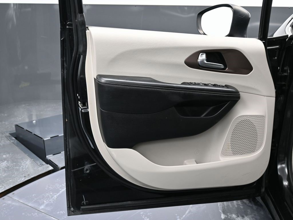 Used 2020 Chrysler Voyager L image 36