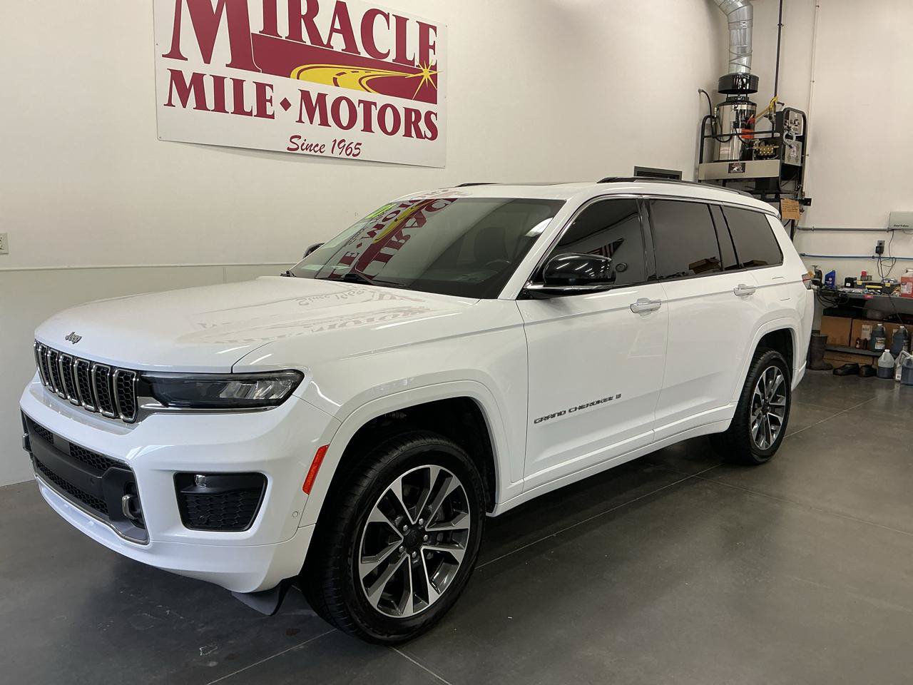Used 2021 Jeep Grand Cherokee L Overland w/ Luxury Tech Group IV AWD/4WD image 3