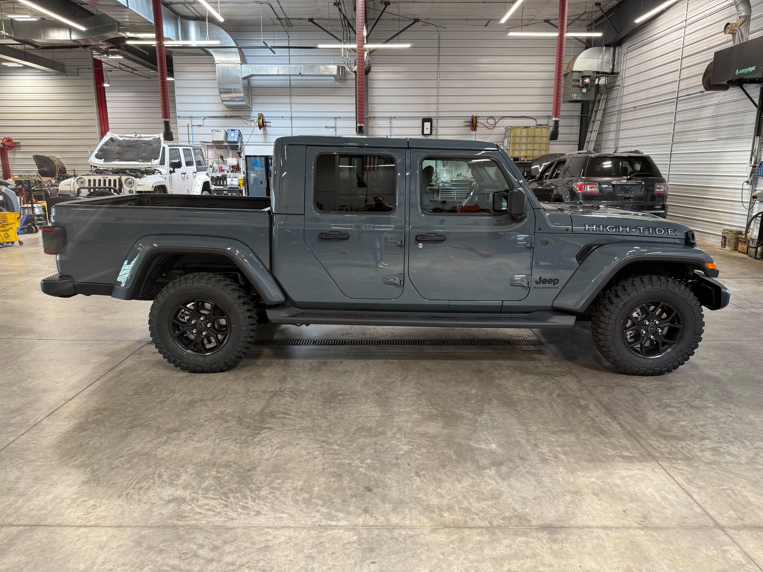 Used 2025 Jeep Gladiator Sport AWD/4WD image 5