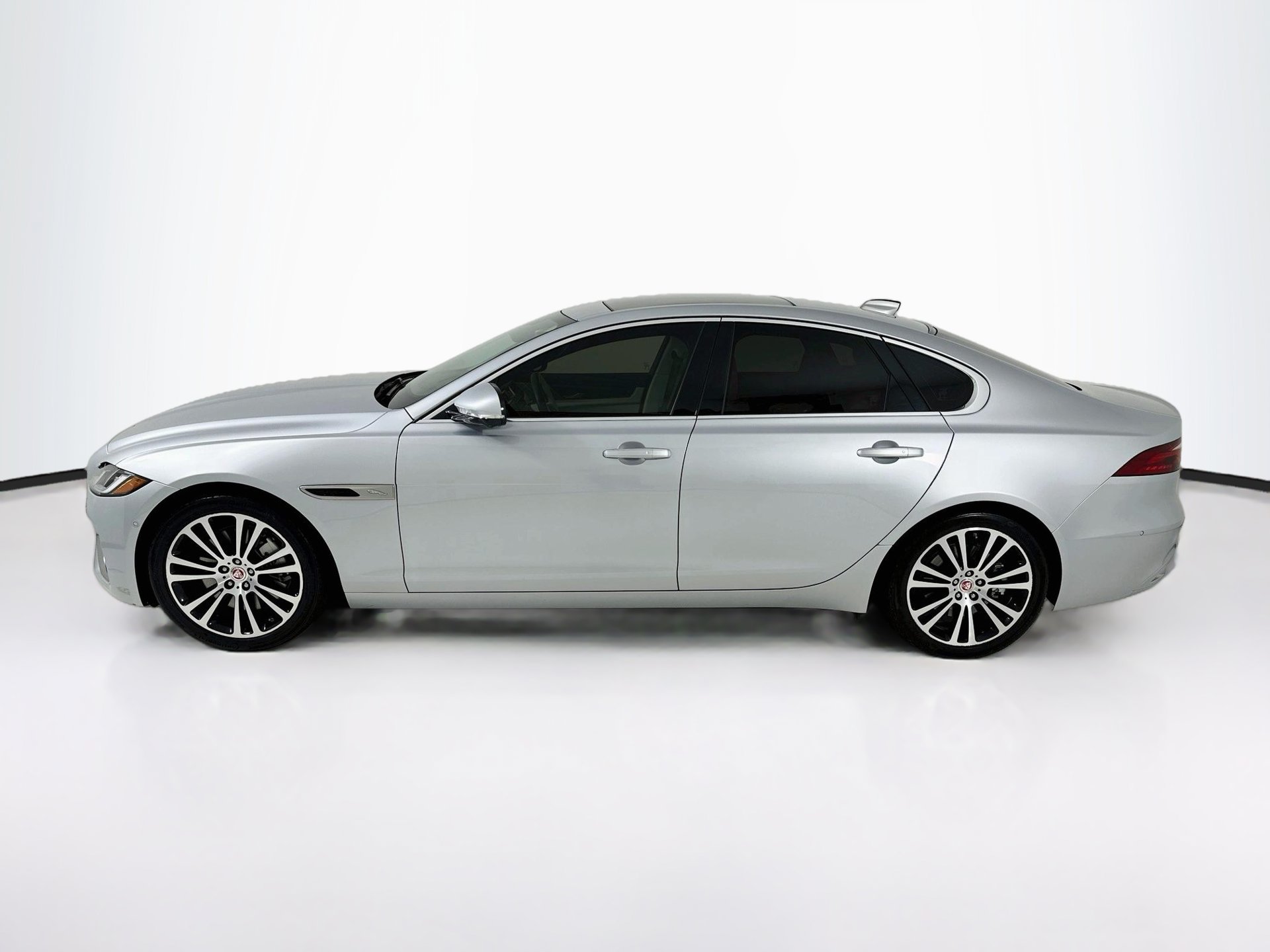 Used 2021 Jaguar XF SE RWD image 5