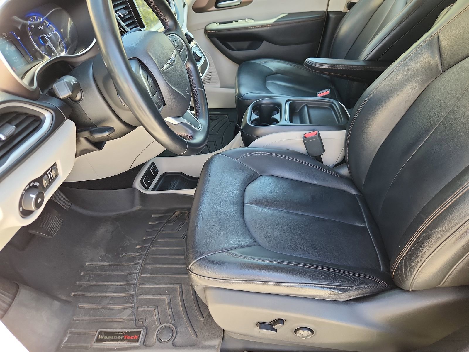 Used 2017 Chrysler Pacifica Touring-L FWD image 10