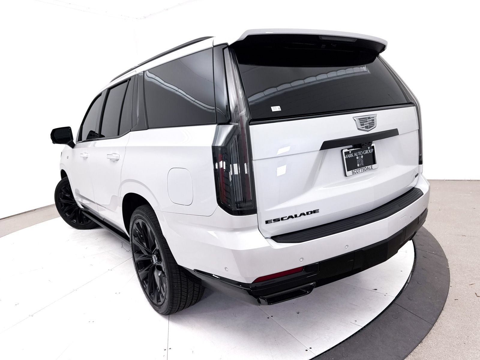 Used 2025 Cadillac Escalade Sport Platinum w/ LPO, ONYX Package AWD/4WD image 9