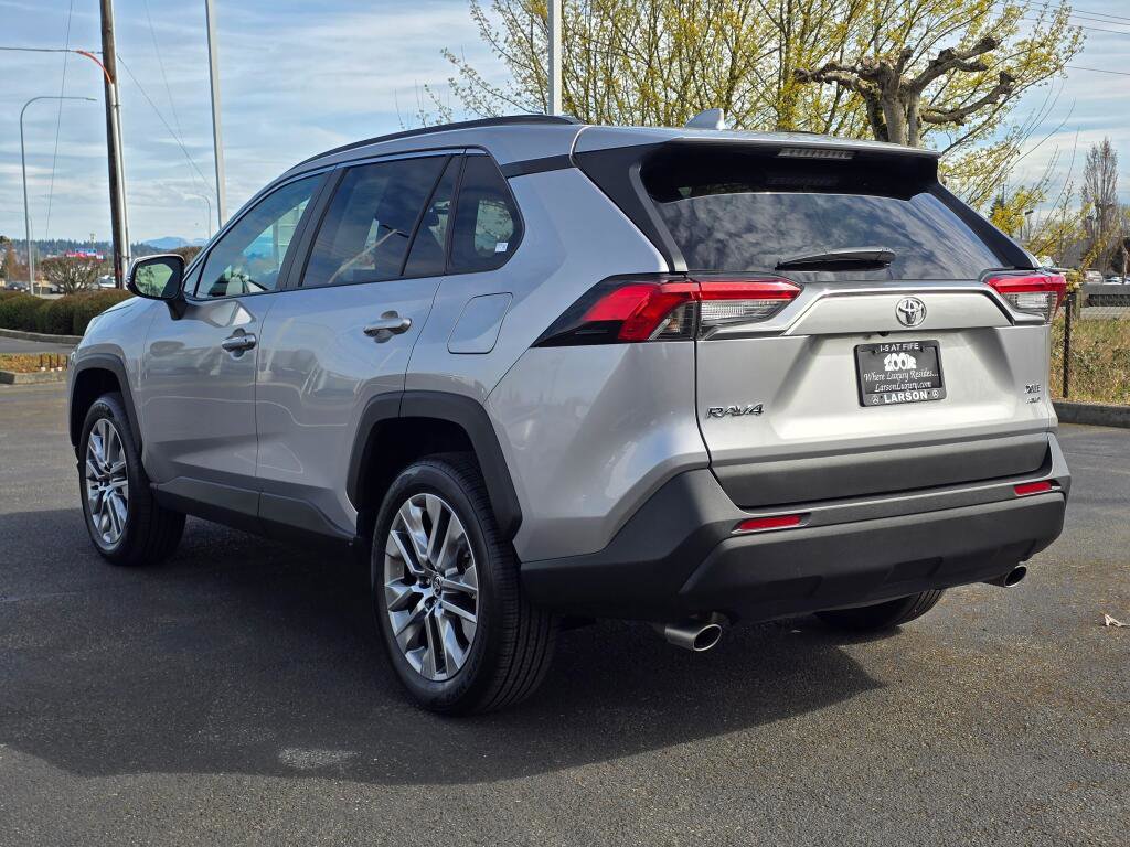 Used 2022 Toyota RAV4 XLE Premium image 4