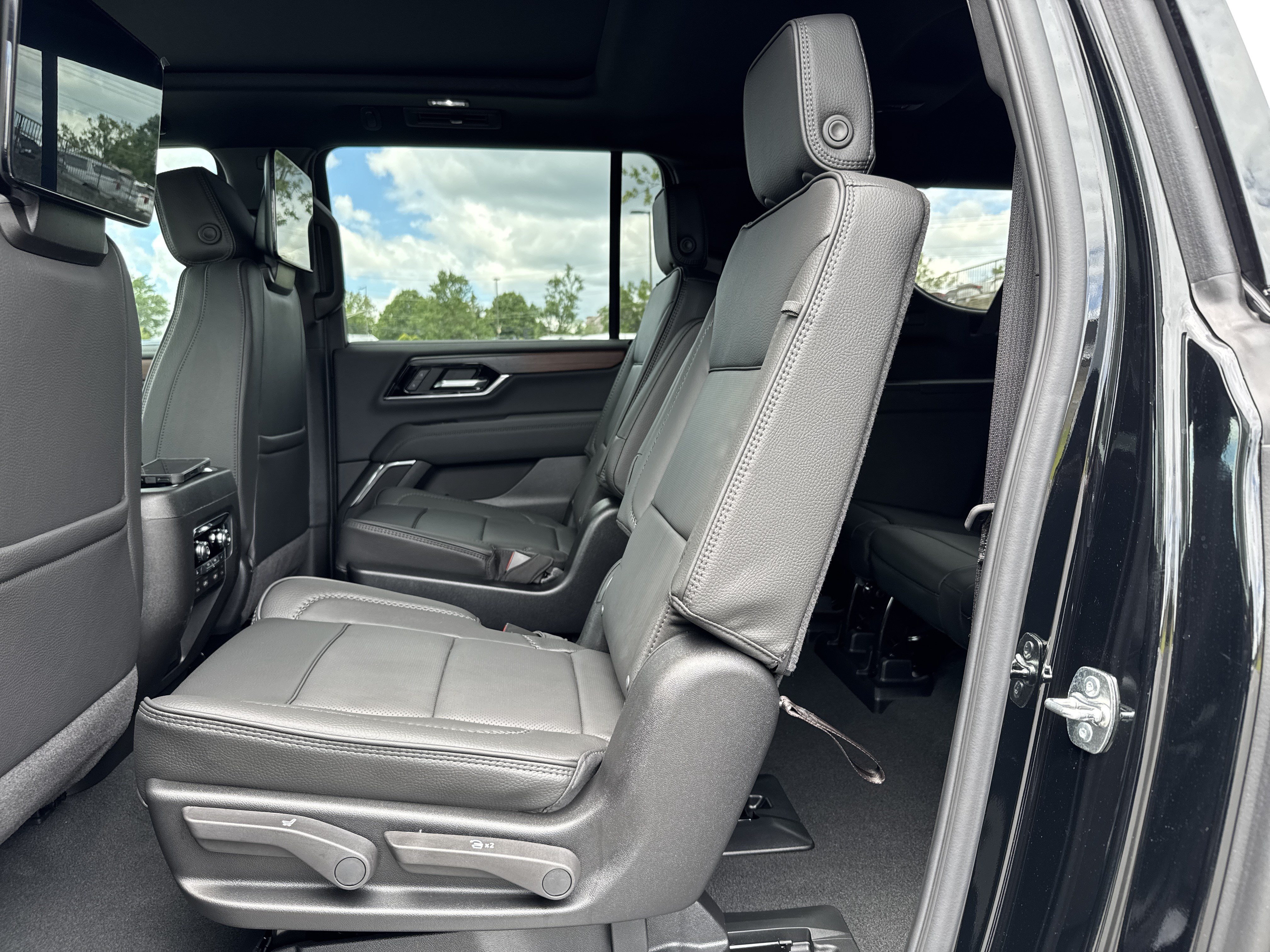 New 2026 GMC Yukon XL Denali w/ Denali Reserve Package AWD/4WD image 33