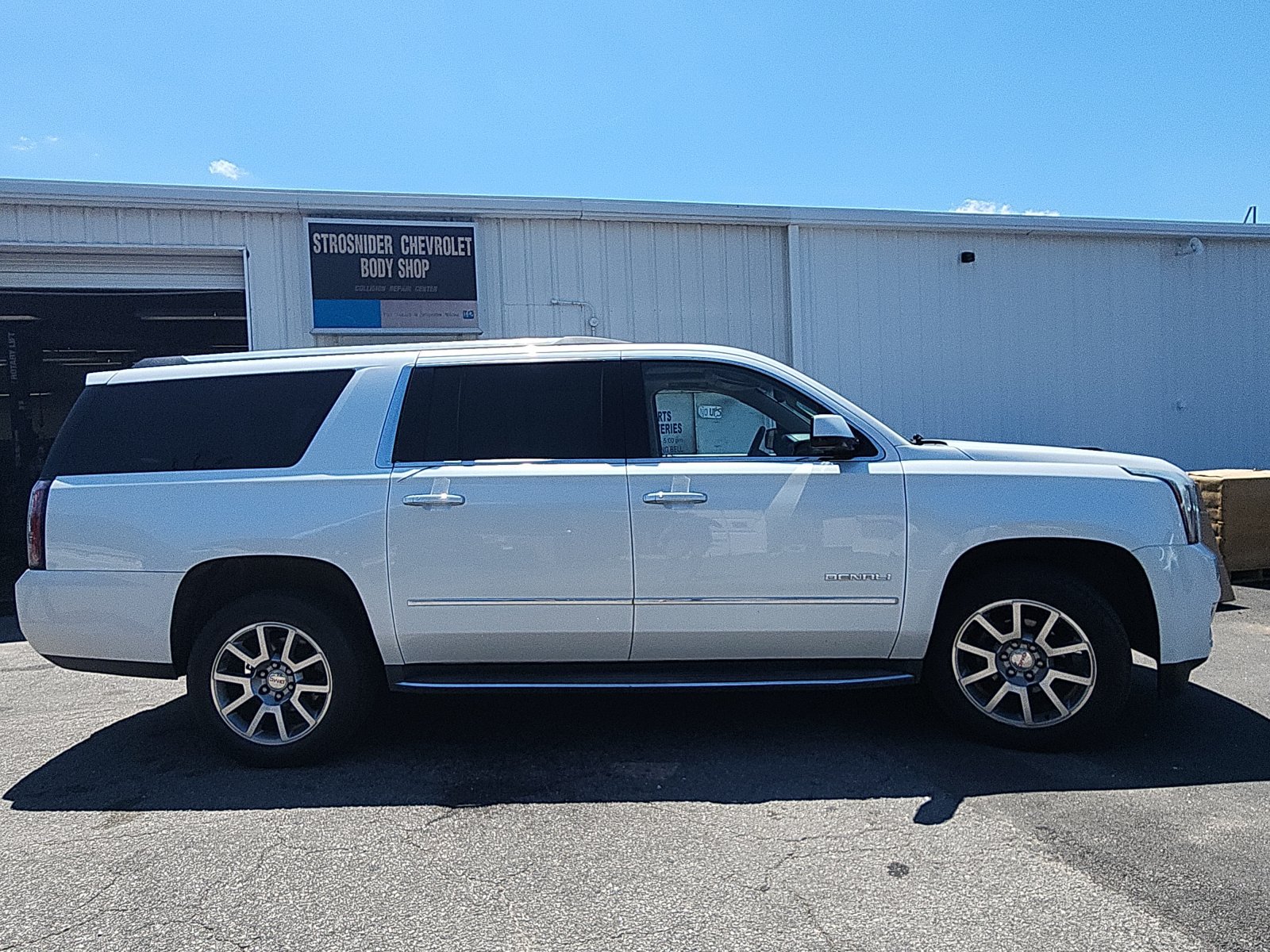 Used 2017 GMC Yukon XL Denali w/ Open Road Package RWD image 6