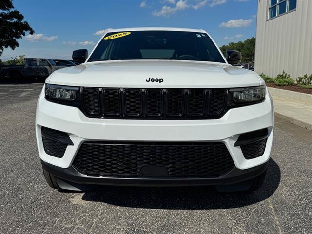 Used 2025 Jeep Grand Cherokee Altitude AWD/4WD image 8