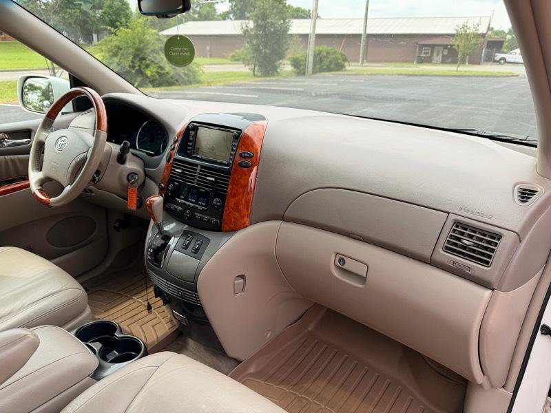 Used 2010 Toyota Sienna FWD image 17