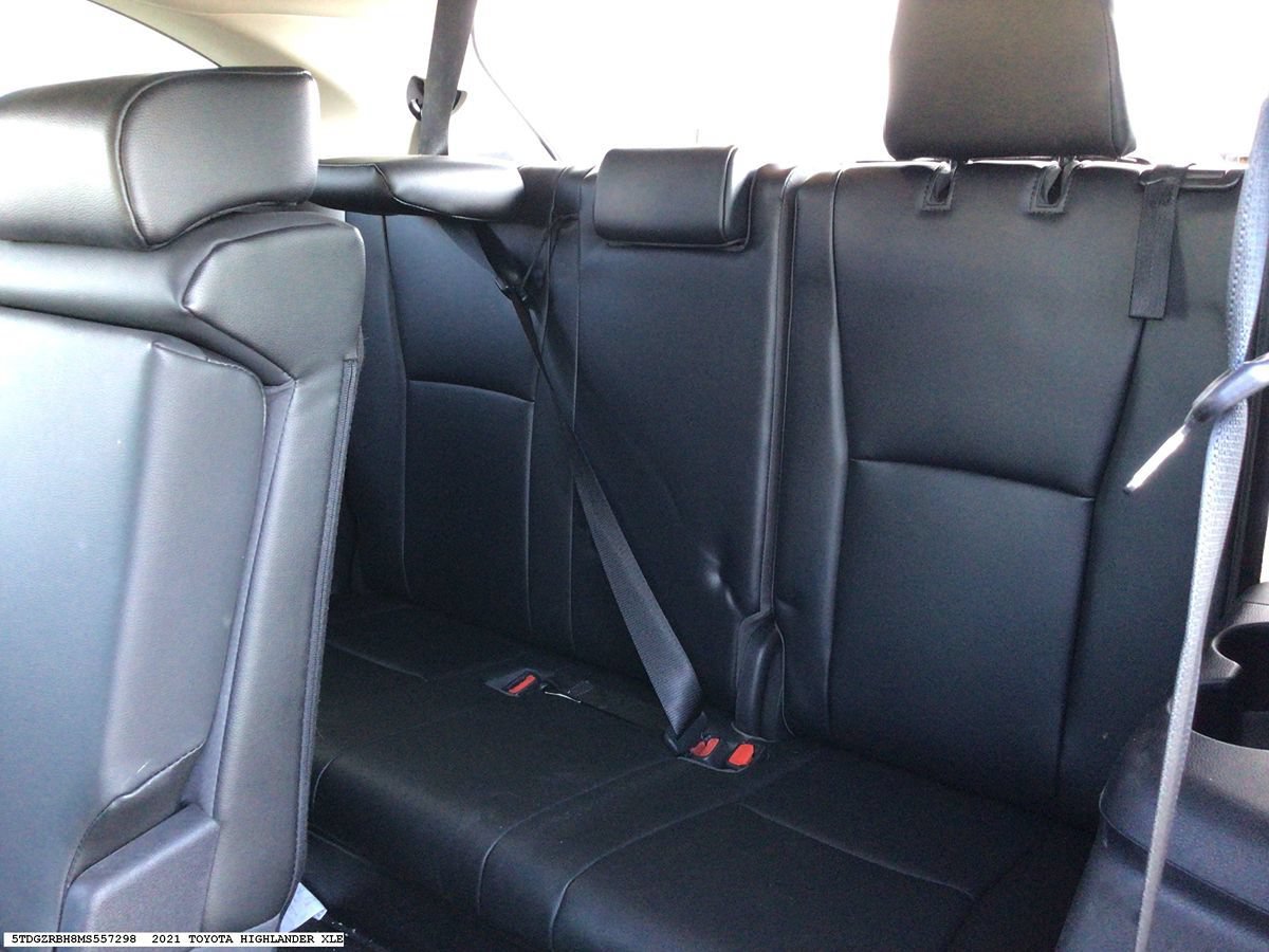 Used 2021 Toyota Highlander XLE AWD/4WD image 10
