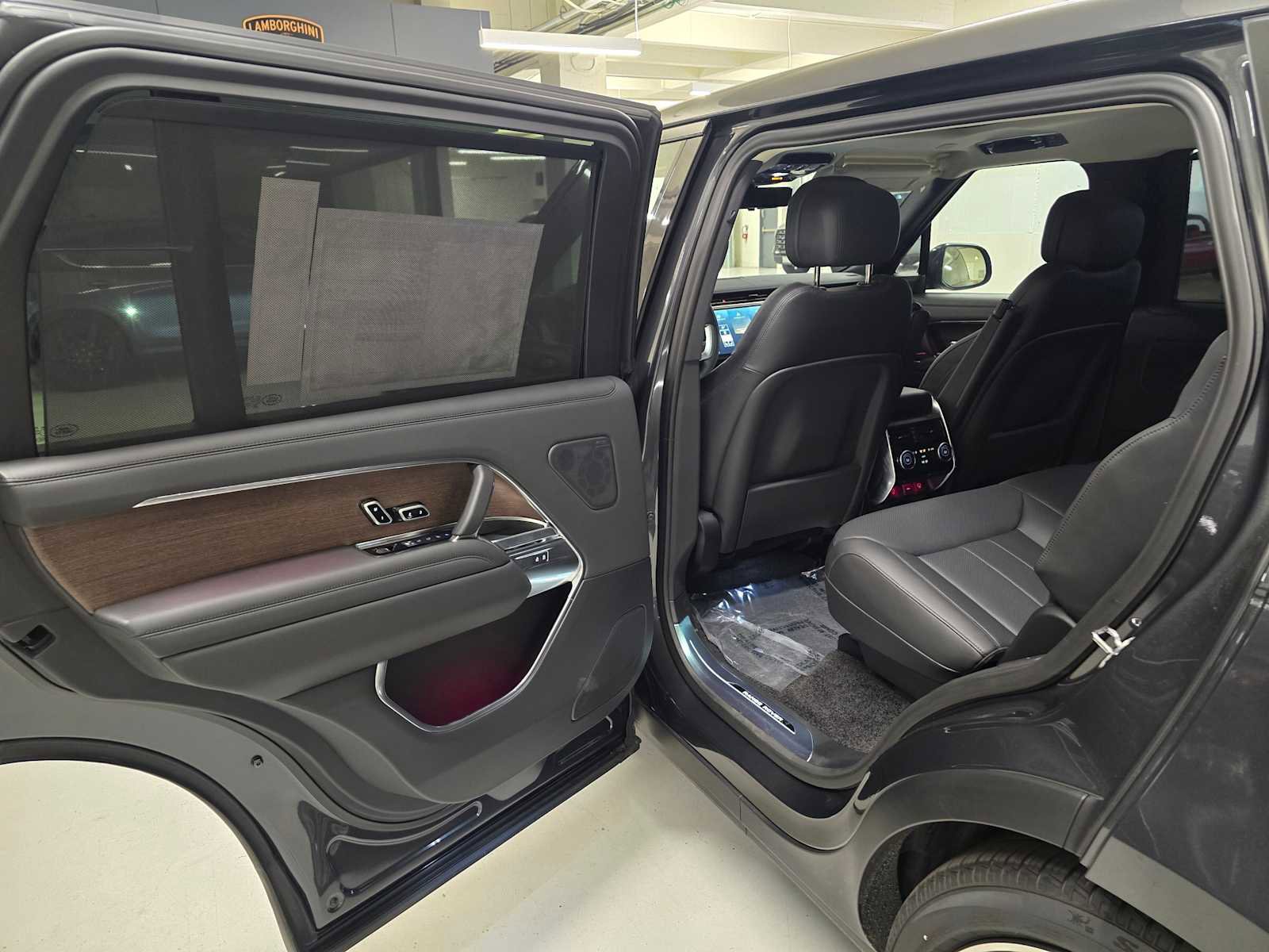 New 2025 Land Rover Range Rover Long Wheelbase SE image 17