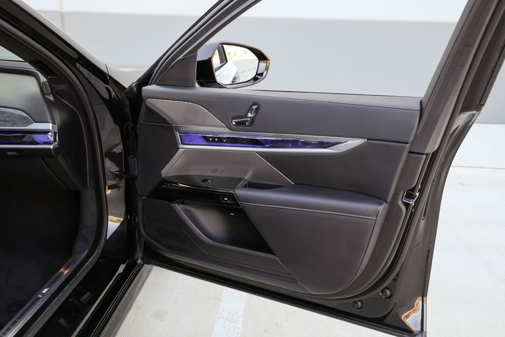 Used 2024 BMW 740i image 22