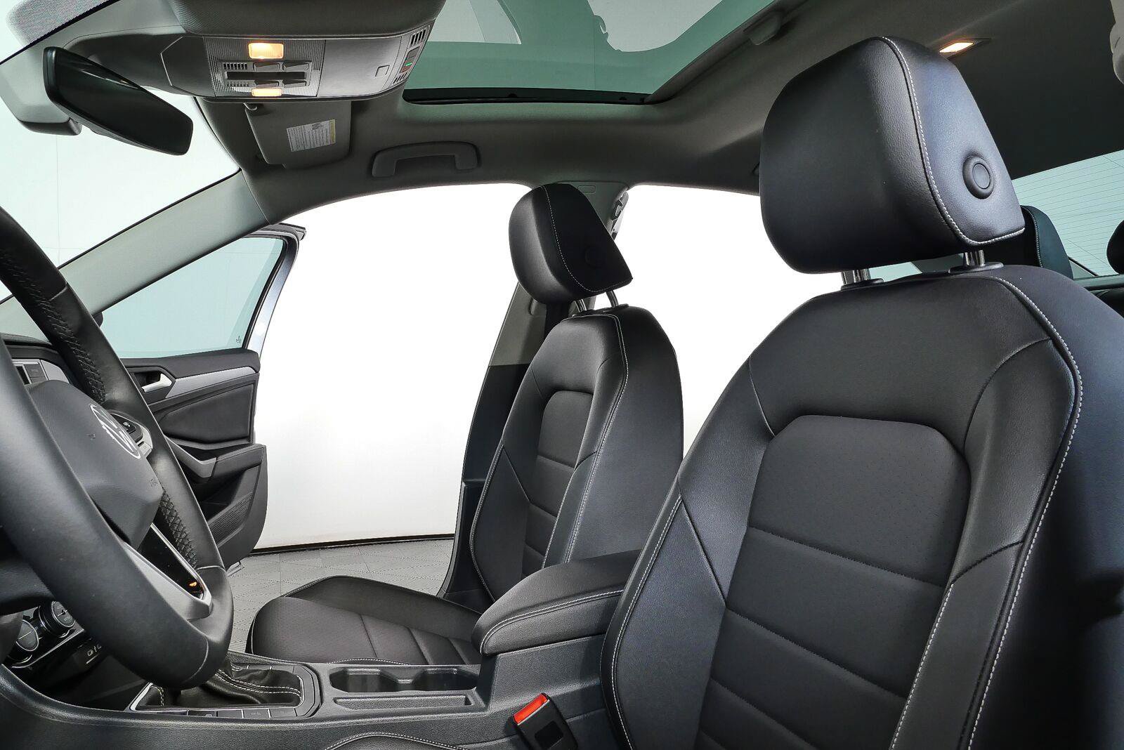 Used 2024 Volkswagen Jetta SE w/ Panoramic Sunroof Package FWD image 5