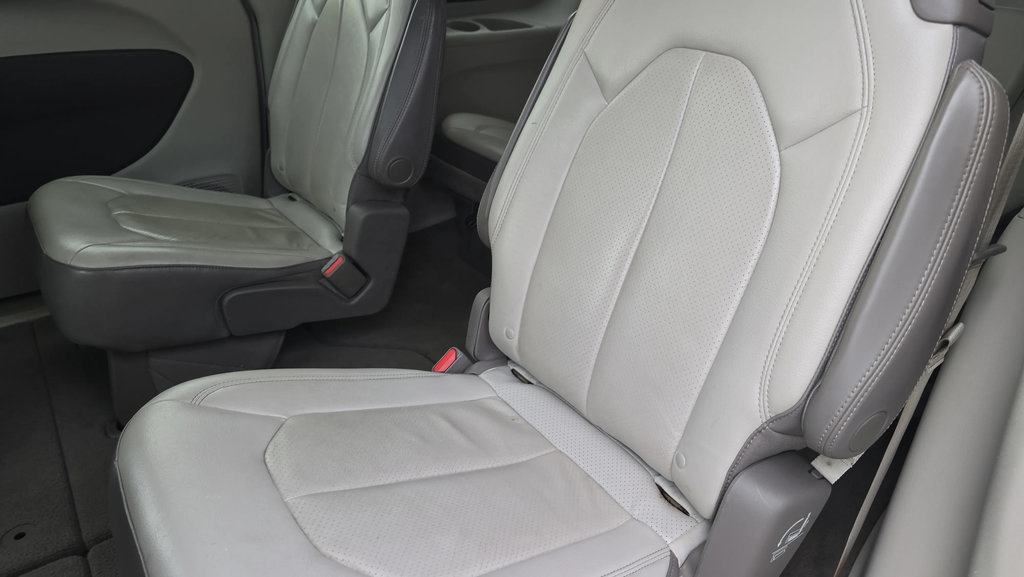 Used 2017 Chrysler Pacifica Touring-L Plus w/ Tire & Wheel Group FWD image 14