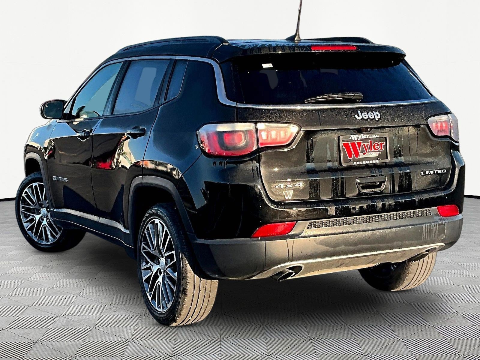 Used 2023 Jeep Compass Limited w/ Elite Group AWD/4WD image 4