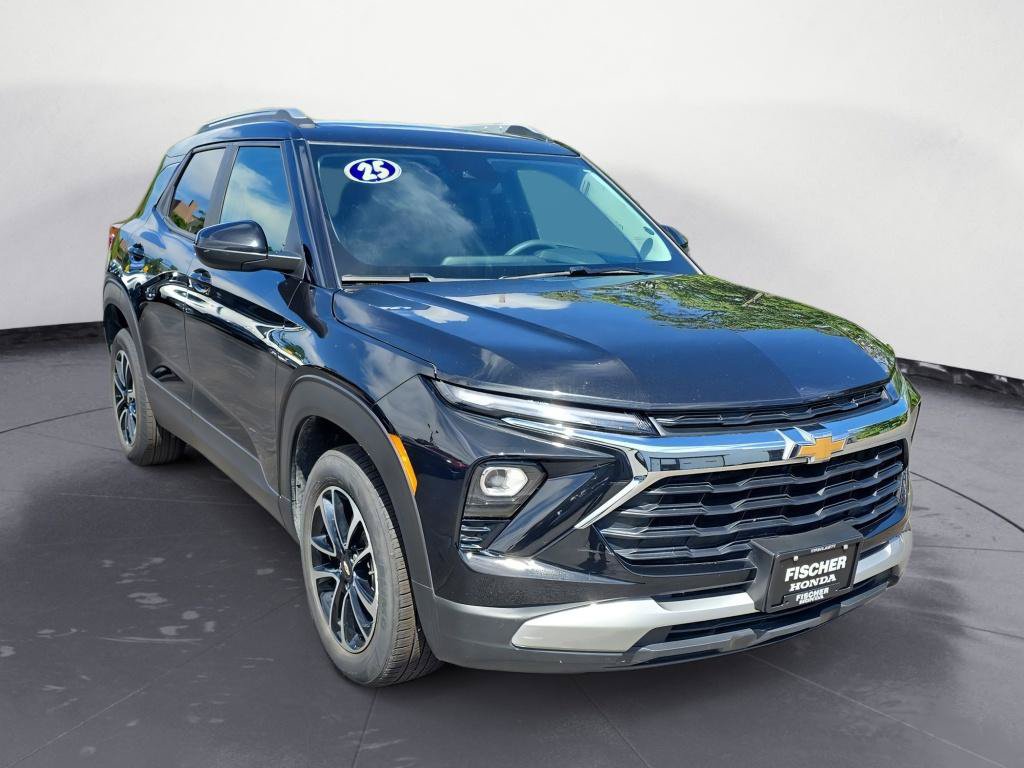 Used 2025 Chevrolet TrailBlazer LT FWD image 2