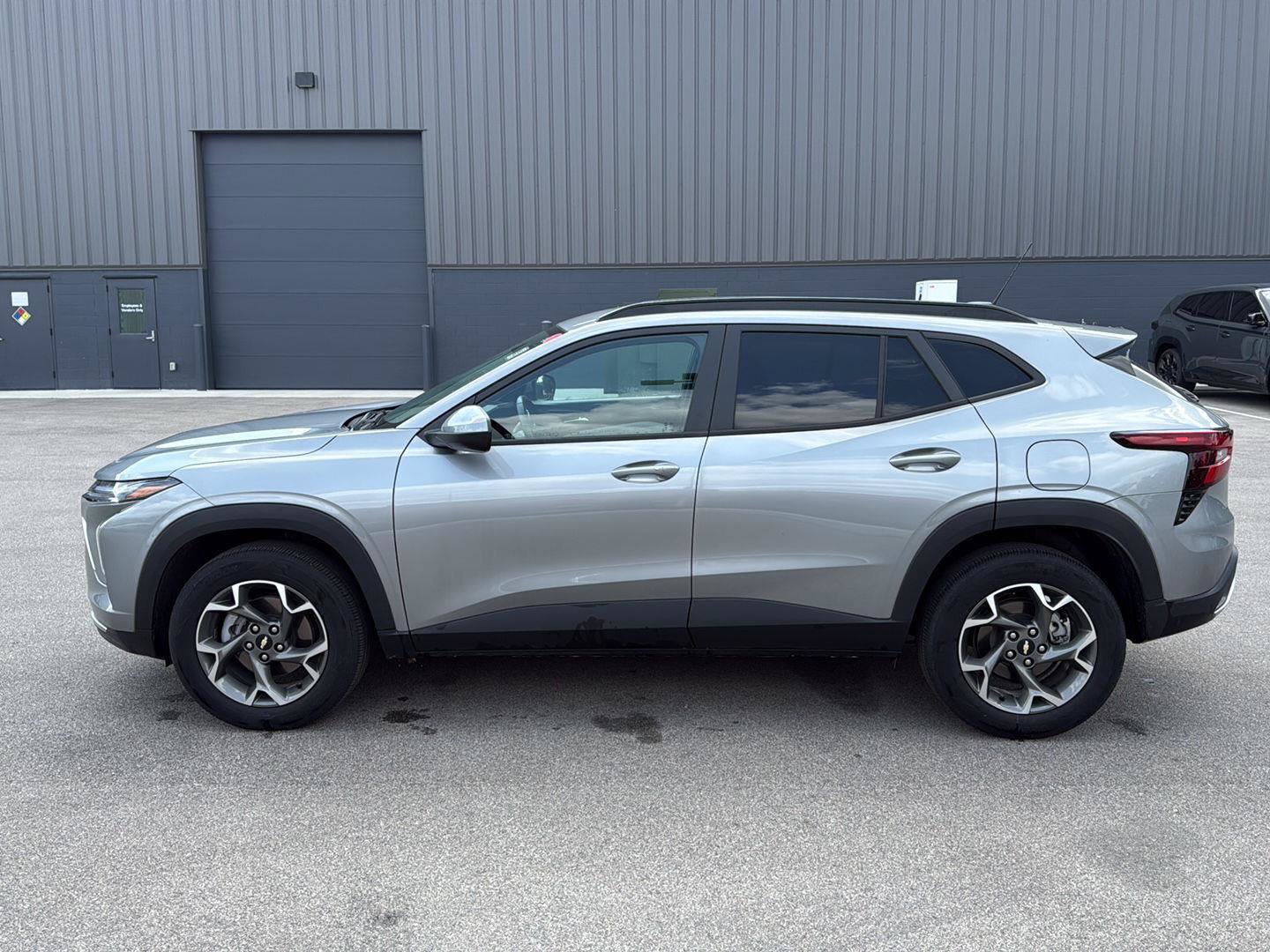 Used 2024 Chevrolet Trax LT w/ Sunroof Package FWD image 6