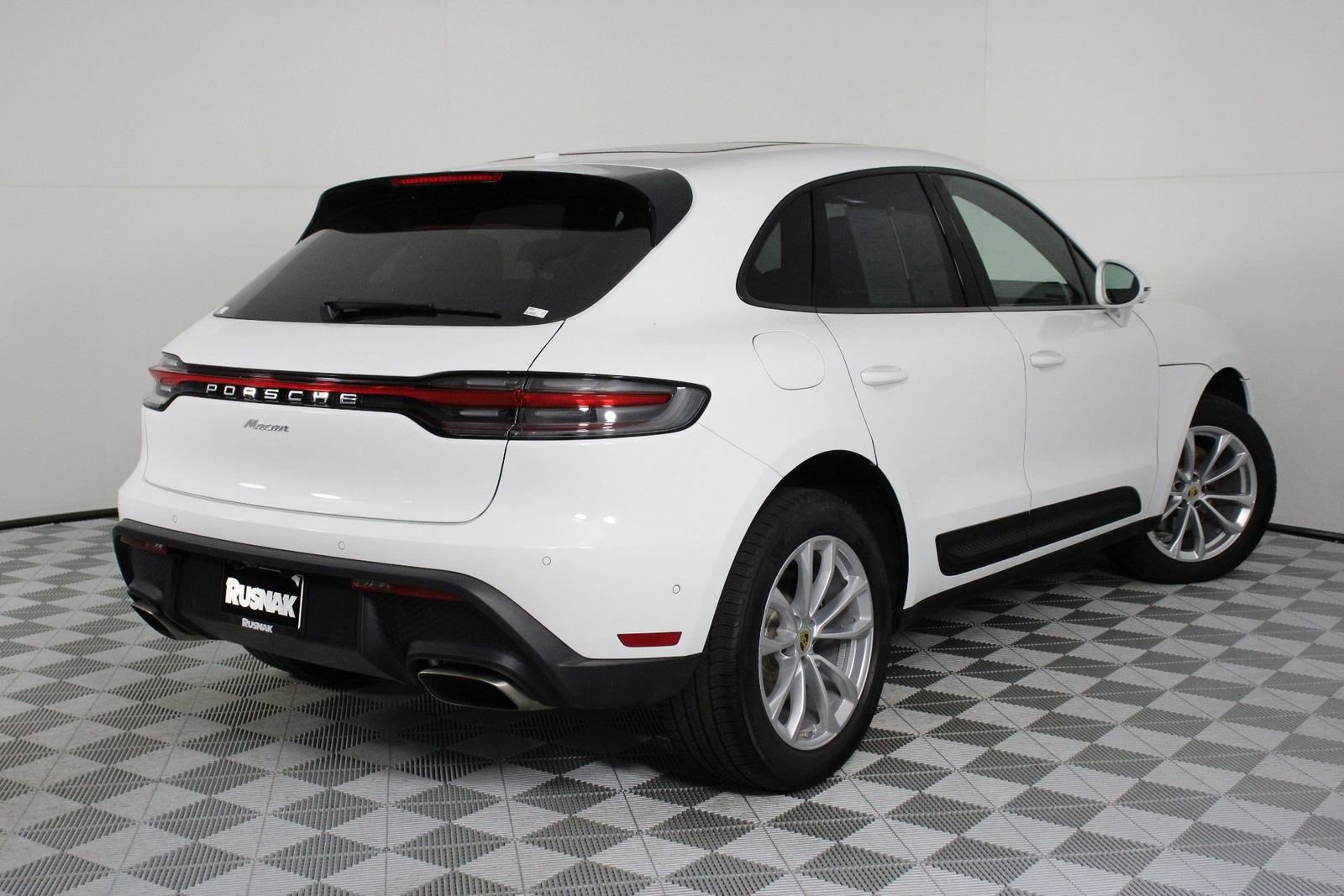 Certified 2025 Porsche Macan image 7