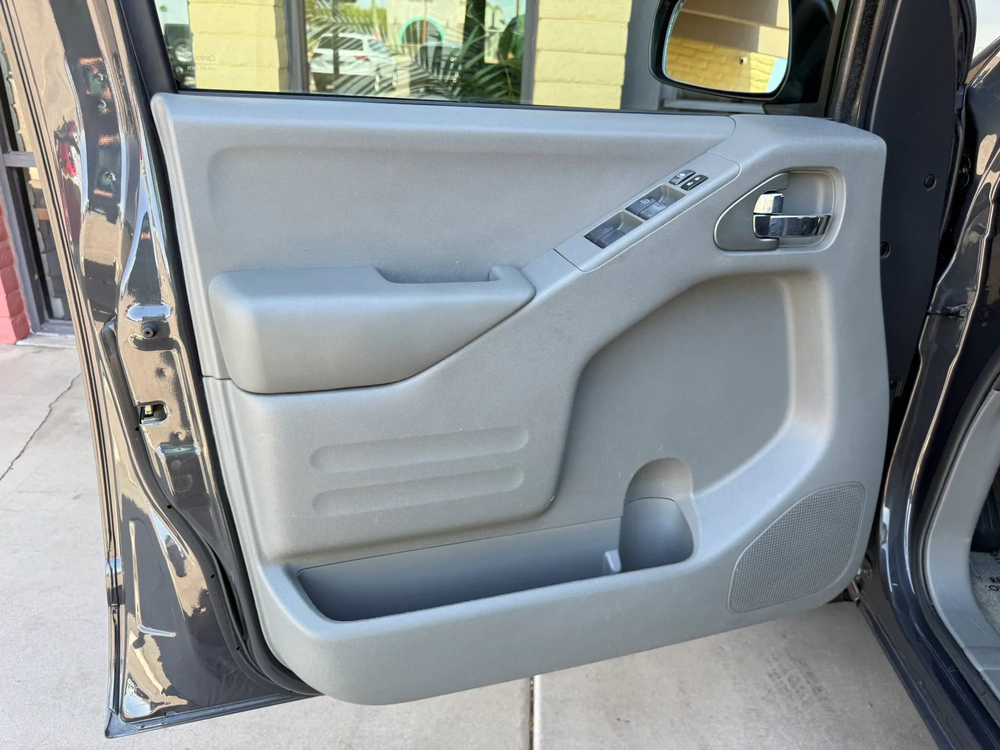 Used 2015 Nissan Frontier SV w/ SV Value Truck Package AWD/4WD image 18