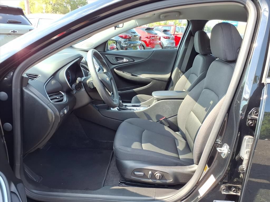 Used 2025 Chevrolet Malibu LT FWD image 9