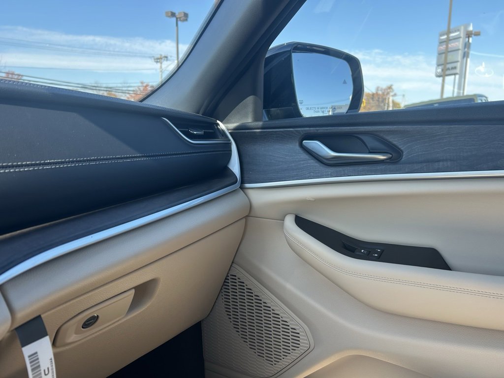 New 2025 Jeep Grand Cherokee Limited w/ Luxury Tech Group II image 23
