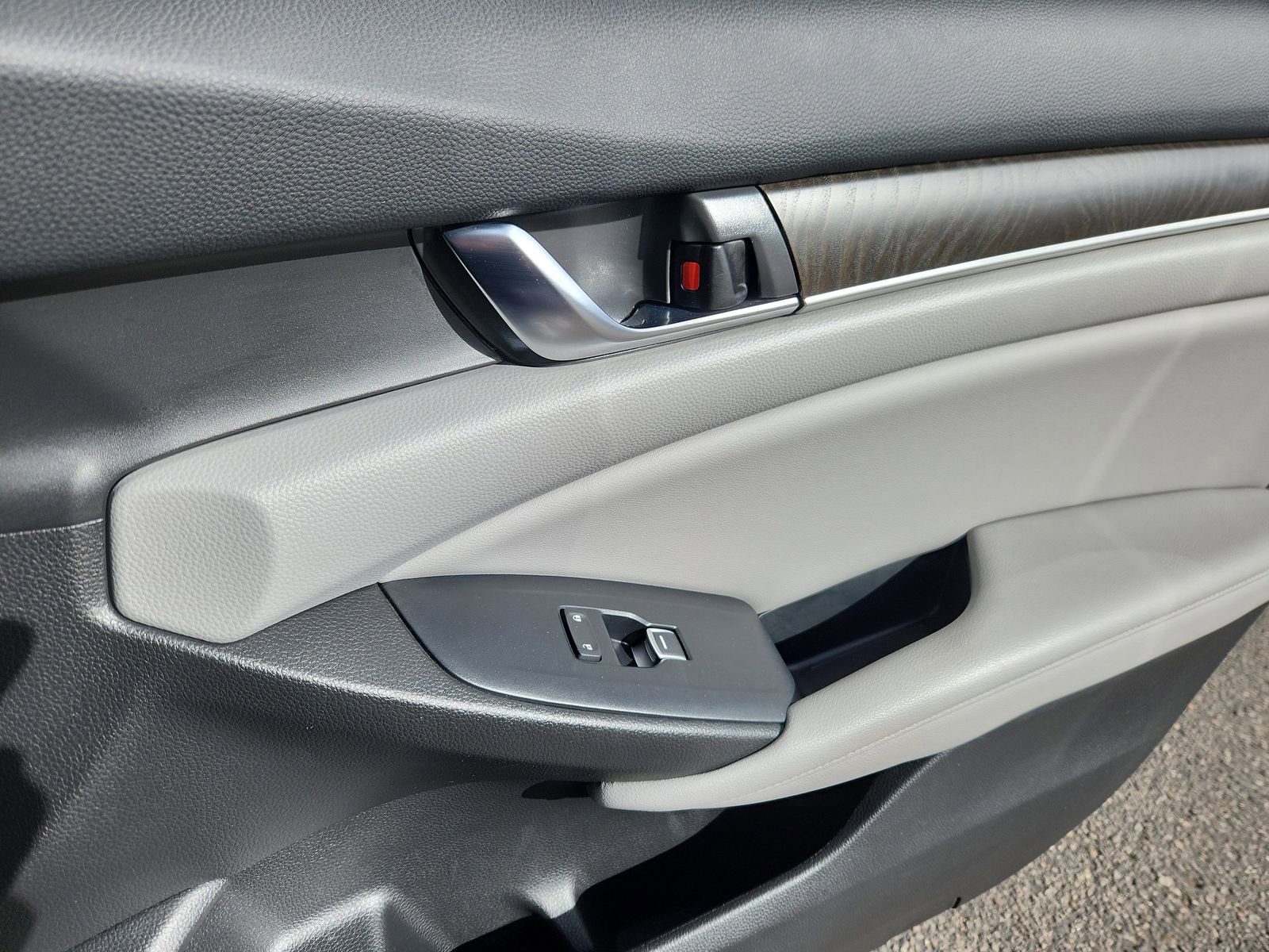 Used 2018 Honda Accord EX image 16