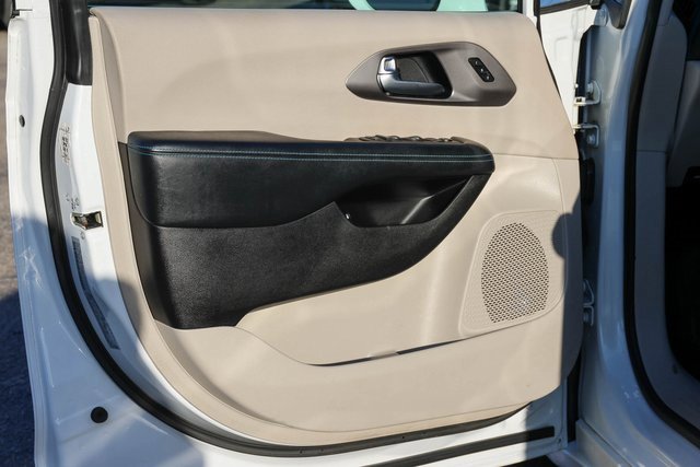 Used 2021 Chrysler Pacifica Touring-L image 11