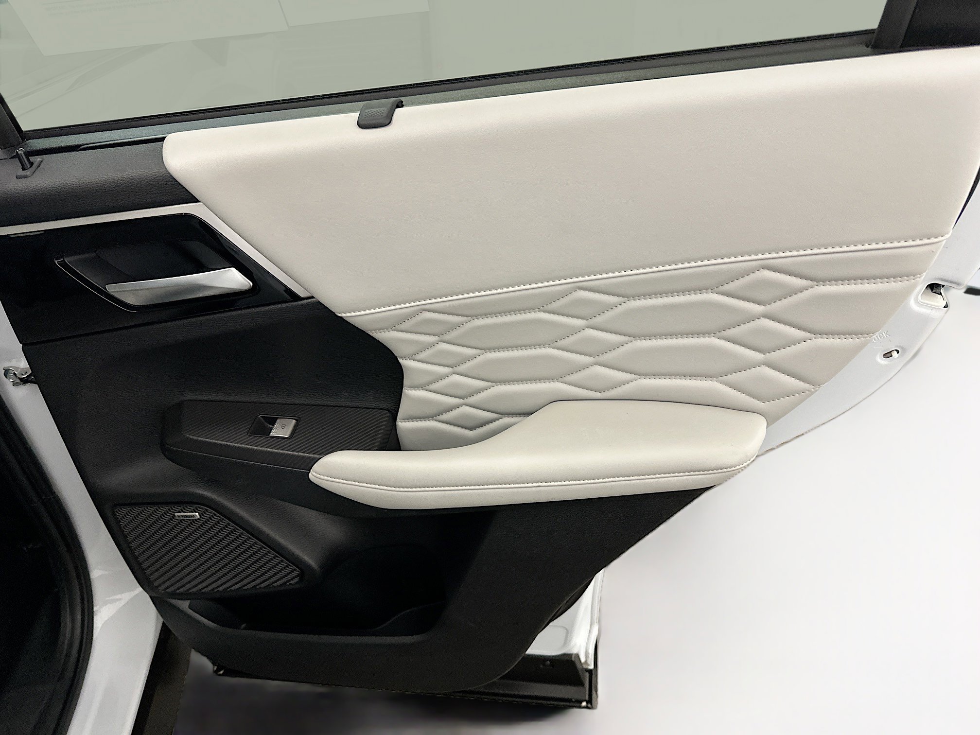 Used 2025 Mitsubishi Outlander SEL image 34