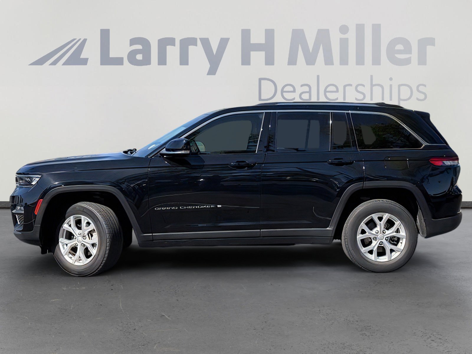 Used 2023 Jeep Grand Cherokee Limited RWD image 2
