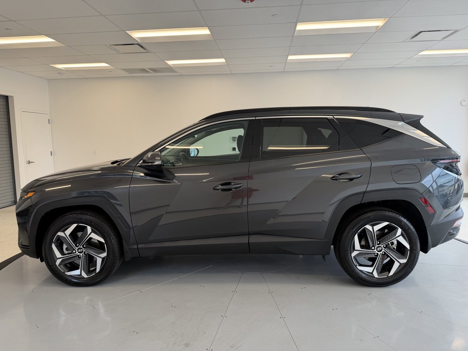 Used 2023 Hyundai Tucson Limited w/ Cargo Package image 4