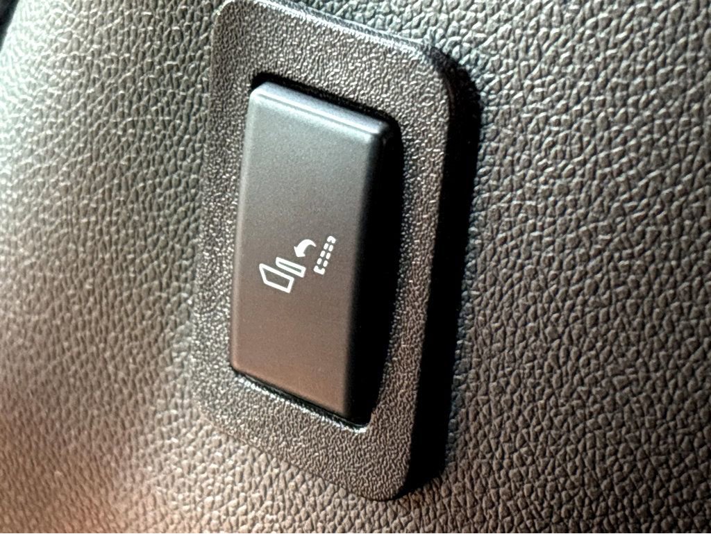 Used 2023 GMC Yukon Denali Ultimate AWD/4WD image 31