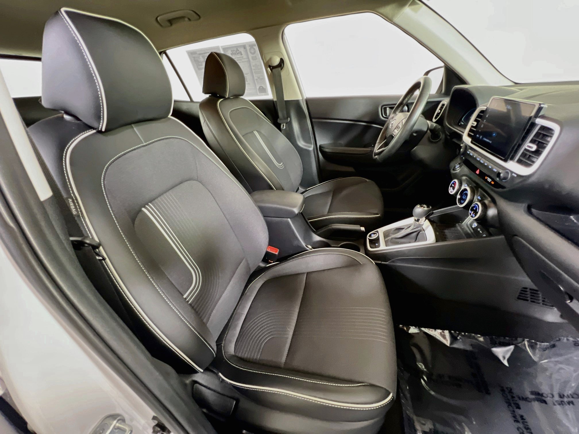 Used 2023 Hyundai Venue Limited FWD image 27