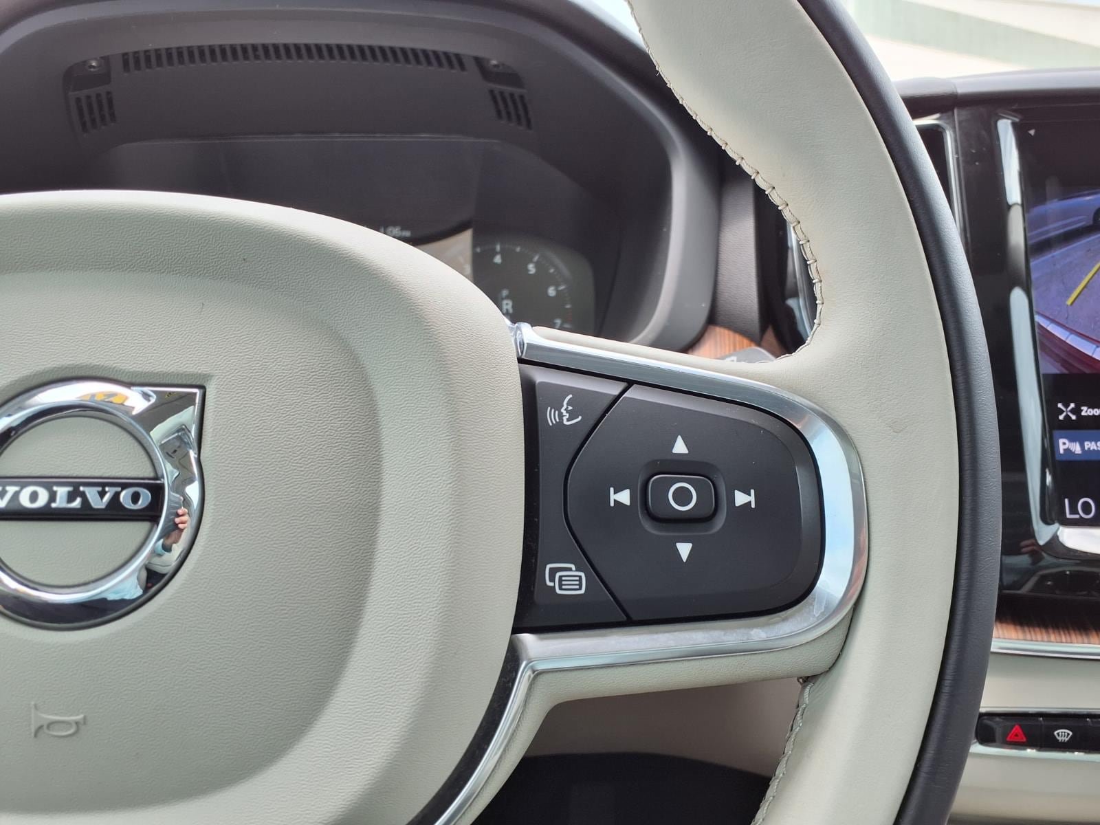 Used 2021 Volvo XC60 T5 Momentum w/ Premium Package FWD image 27