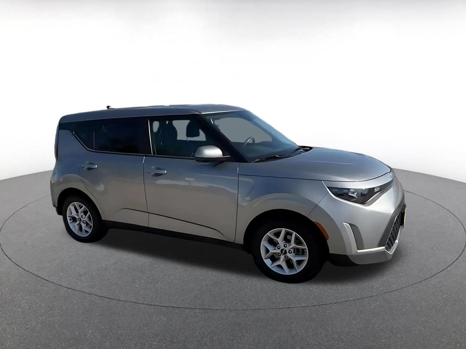 Used 2025 Kia Soul LX w/ LX Technology Package FWD image 2